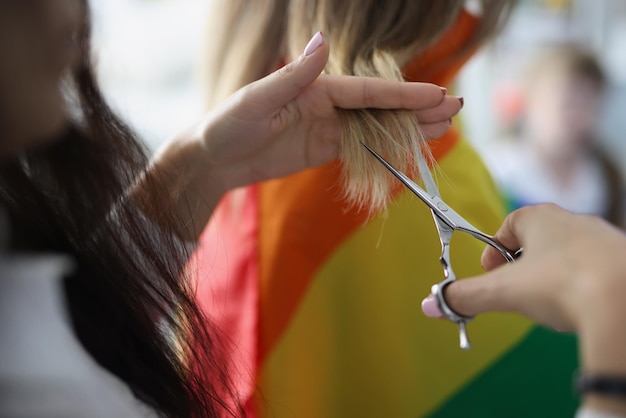 Frau, die eine Haarlocke hält und mit einer Scherenausrüstung schneidet