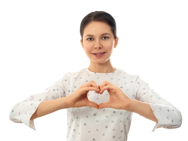 Frau, die eine herzförmige Geste auf ihrer Brust macht Positiver Ausdruck menschlicher Emotionen Liebe fürsorgliche Körpersprache Gesundheit Wohltätigkeitsspendenkonzept