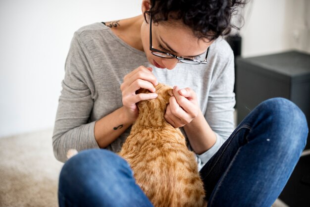 Frau, die eine Katze streichelt