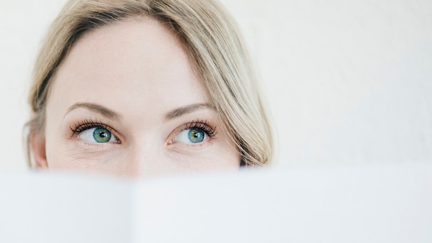 Foto frau, die eine leere zeitschrift hält