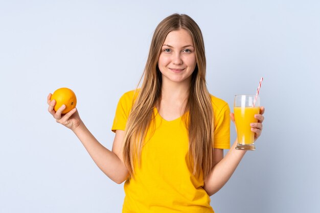 Frau, die eine Orange hält