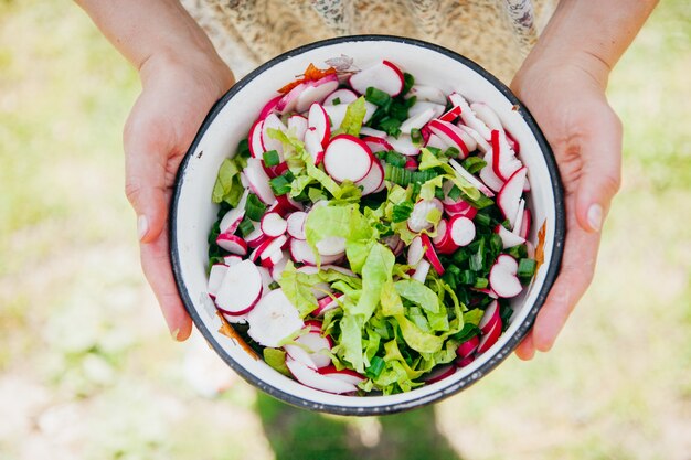 Frau, die eine Schüssel frischen Salat hält