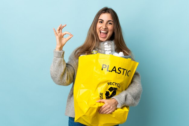 Frau, die eine Tasche voller Plastikflaschen hält