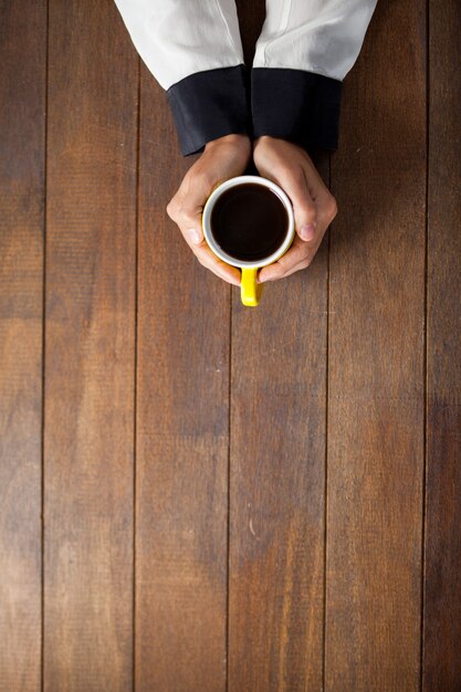 Frau, die eine Tasse Kaffee hält