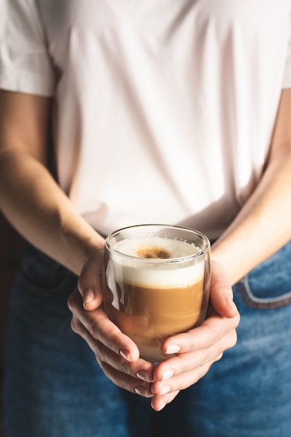 Frau, die eine Tasse Kaffee hält