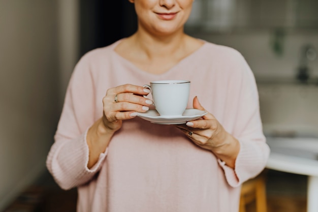 Frau, die eine Tasse Tee anhält