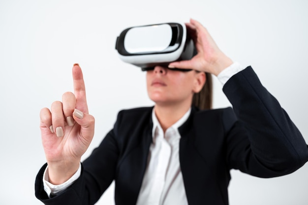 Frau, die eine vr-Brille trägt und mit einem Finger auf wichtige Nachrichten zeigt Geschäftsfrau mit