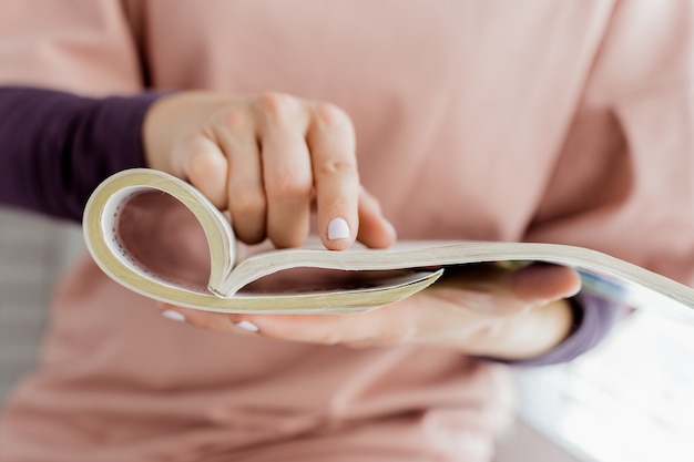 Foto frau, die eine zeitschrift liest