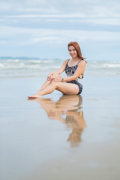 Frau, die einen Bikini nahe Seeufer trägt