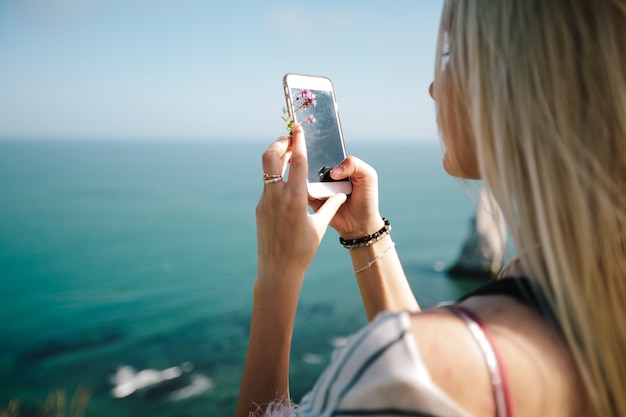 Frau, die einen Blick von oben auf die Bucht und die Alabasterklippenbucht von Etretat, Frankreich macht