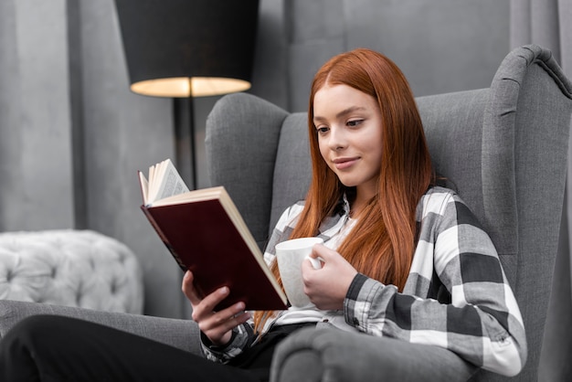 Frau, die einen Buchmediumschuß liest