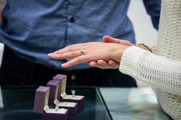 Foto frau, die einen diamantring versucht