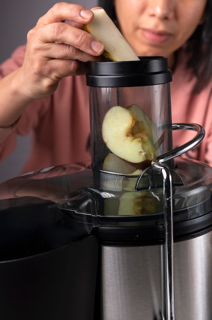 Frau, die einen Fruchtsaft vorbereitet