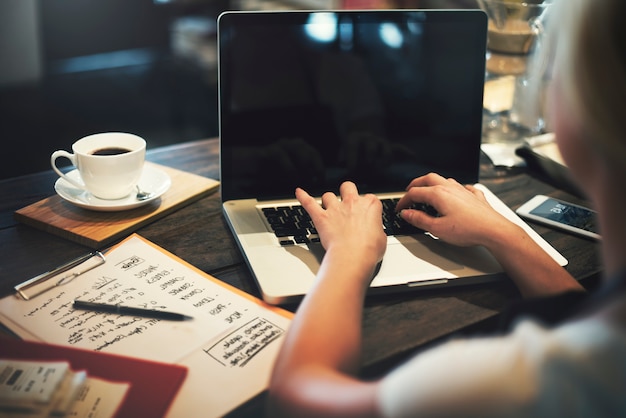 Frau, die einen Laptop mit einem leeren Bildschirm verwendet