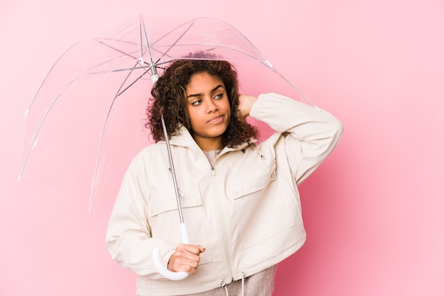 Frau, die einen Regenschirm im Studio hält