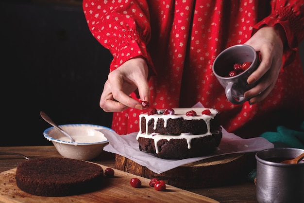 Frau, die einen Schokoladenkuchen vorbereitet