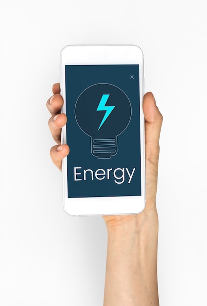 Frau, die einen Smartphone mit Energiesymbol hält