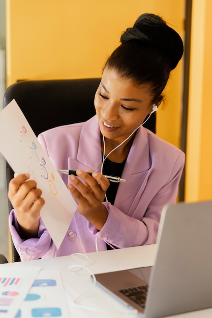 Foto frau, die einen videoanruf für arbeit hat