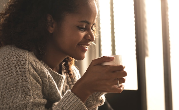 Frau, die einen warmen Tasse Kaffee hat