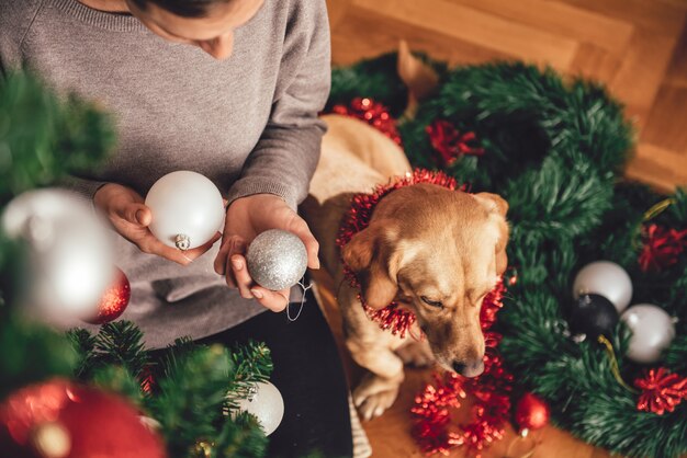 Frau, die einen Weihnachtsbaum verziert