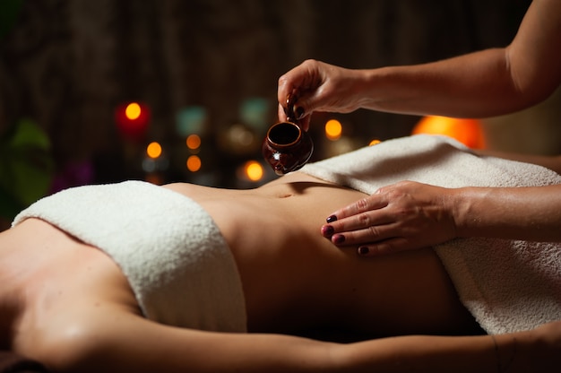 Frau, die entspannende Rückenmassage im Kosmetik-Spa-Zentrum genießt.