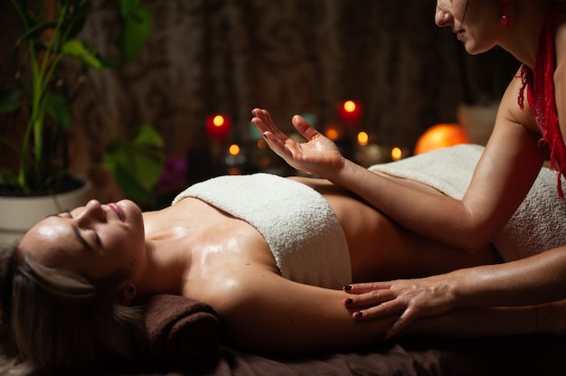 Frau, die entspannende Rückenmassage im Kosmetik-Spa-Zentrum genießt.