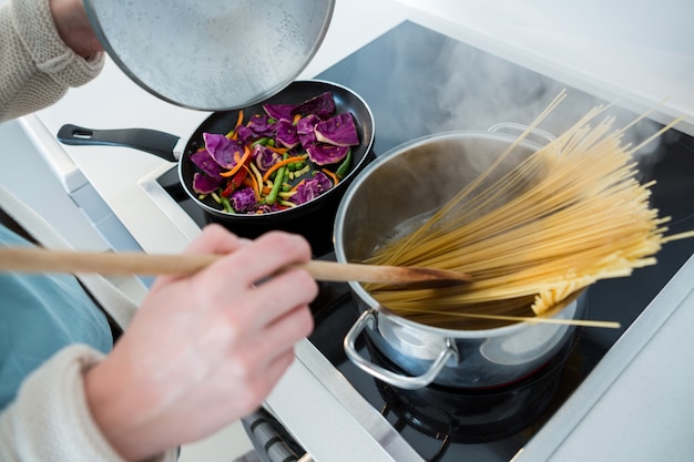 Frau, die Essen in der Küche kocht