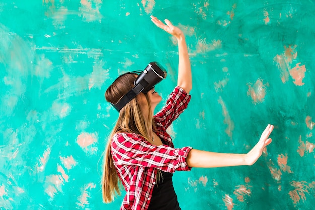 Frau, die etwas mit einer virtual-reality-headset-brille berührt.