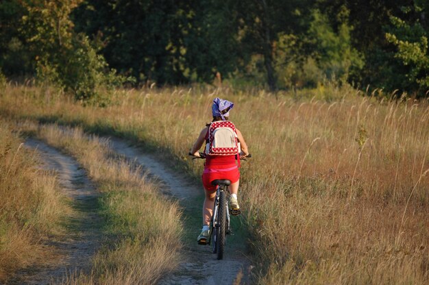 Frau, die Fahrrad fährt