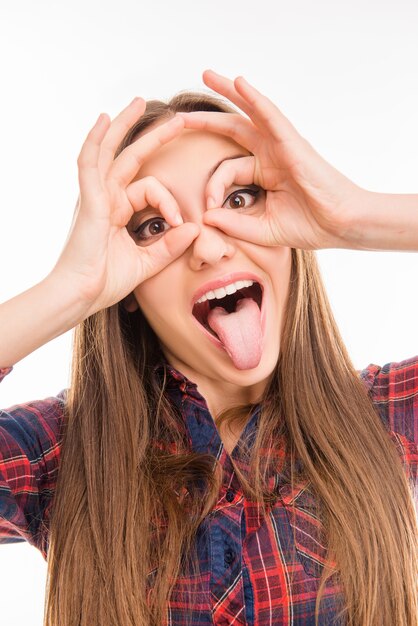 Foto frau, die finger nahe augen wie brille hält