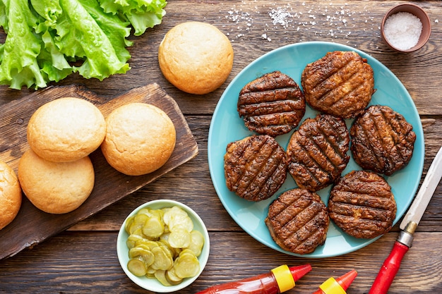 Frau, die Fleischburger zu Hause in der Küche kocht