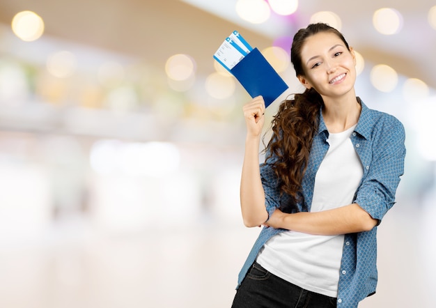 Frau, die Flugticket lokalisiert hält