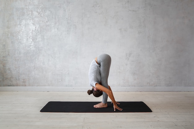 Frau, die fortgeschrittenes Yoga praktiziert.