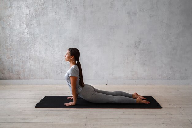 Frau, die fortgeschrittenes Yoga praktiziert.