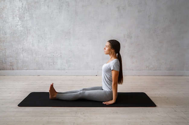 Frau, die fortgeschrittenes Yoga praktiziert.