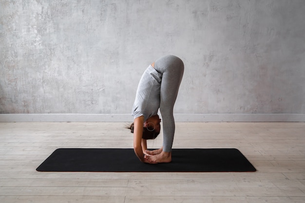 Frau, die fortgeschrittenes Yoga praktiziert.