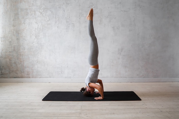 Frau, die fortgeschrittenes Yoga praktiziert.