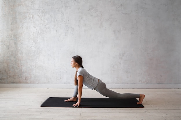 Frau, die fortgeschrittenes Yoga praktiziert.