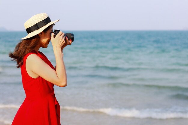 Frau, die Foto am Strand macht