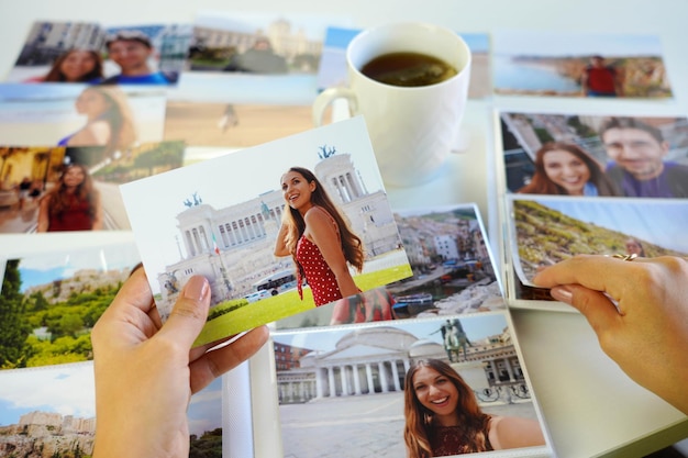 Frau, die Fotos betrachtet, erinnert sich an Nostalgie für einen Ruhetag