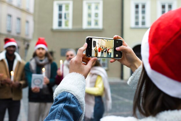 Foto frau, die fotos mit smartphone-rückansicht macht