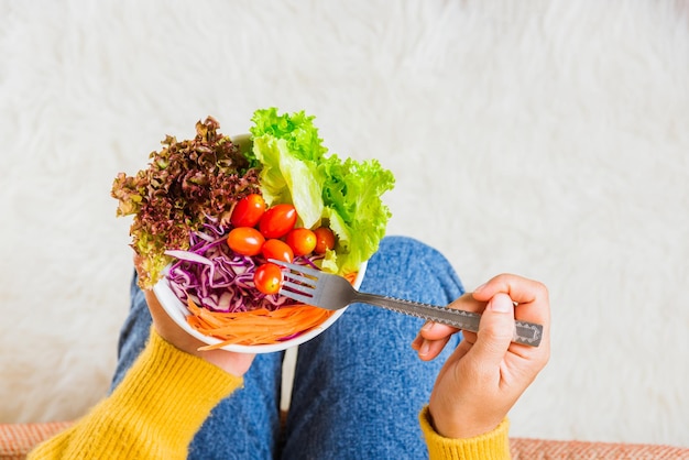 Frau, die frische Salatmahlzeit Vegetarier isst