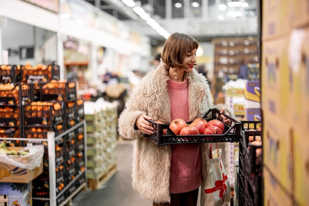 Frau, die Früchte auf dem lokalen Indoor-Markt kauft