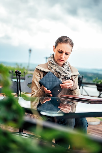 Frau, die für Abendessen zahlt