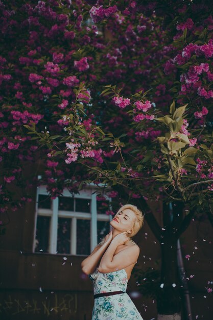 Frau, die für ein Foto im Garten aufwirft