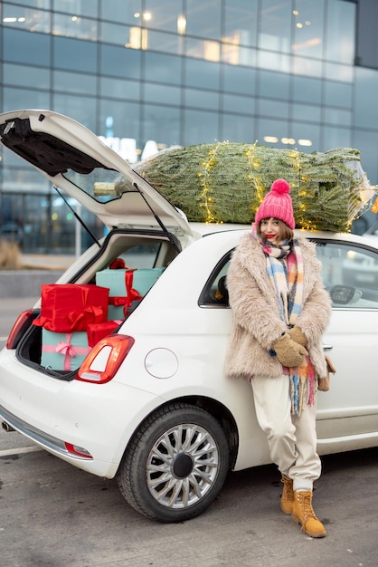 Frau, die für einen Winterurlaub einkauft