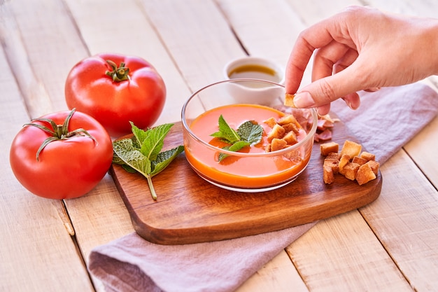 Foto frau, die gazpacho vorbereitet. mediterranes essen und gesunde ernährung.