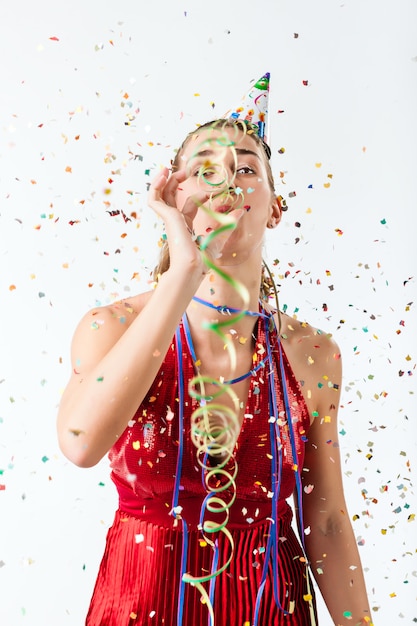 Frau, die Geburtstag oder Party feiert