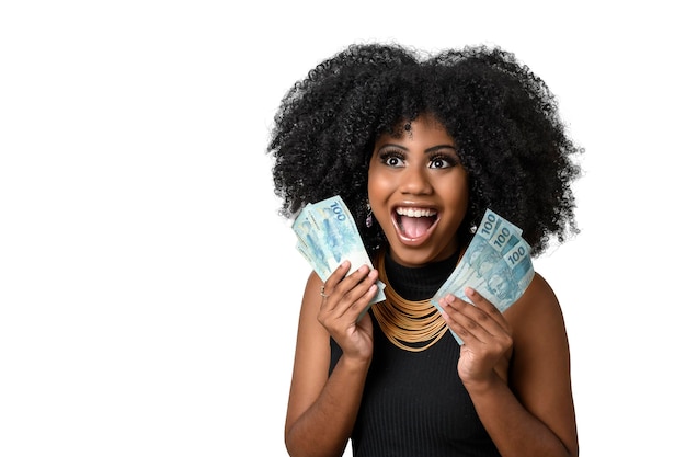Frau, die Geld hält junge lächelnde Frau, die brasilianisches Geld hält