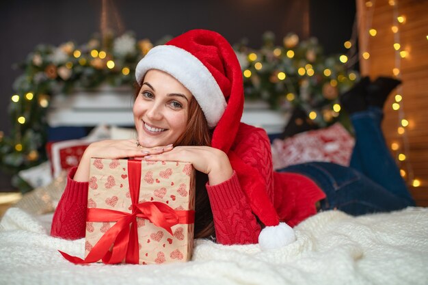 Frau, die Geschenkbox hält